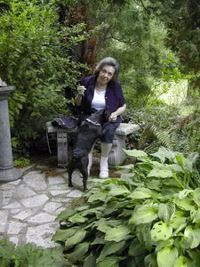 Jiřina Jirásková na zahradě v Malenicích (foto PhDr. Radmila Hrdinová)