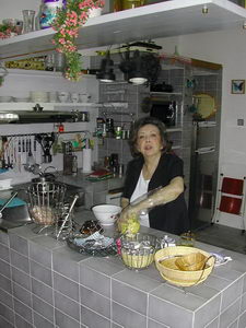 Jiřina Jirásková ve své kuchyni (foto PhDr. Radmila Hrdinová)